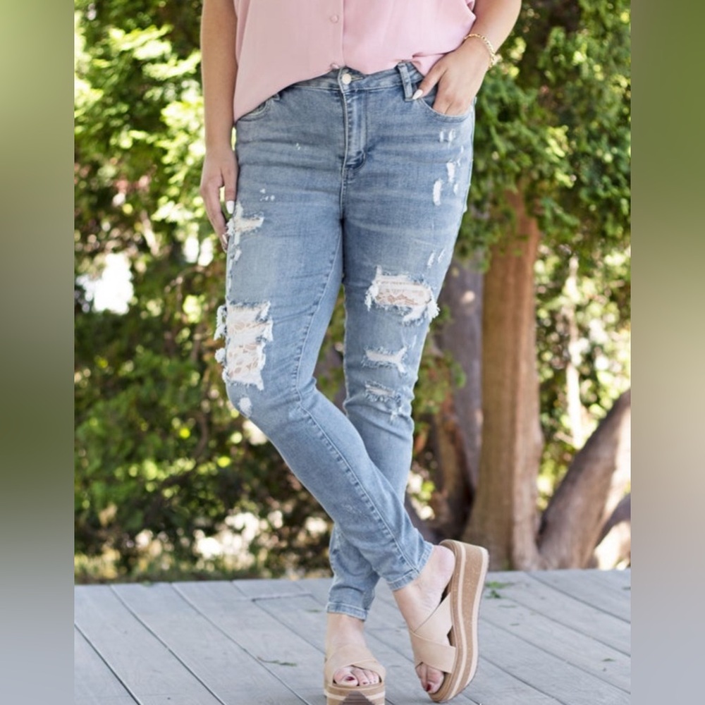 Judy Blue Midrise Light Wash Chantilly Skinny Jean w/Lace Patching.Size 9/29